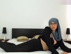 Muslimgirll shows her ass